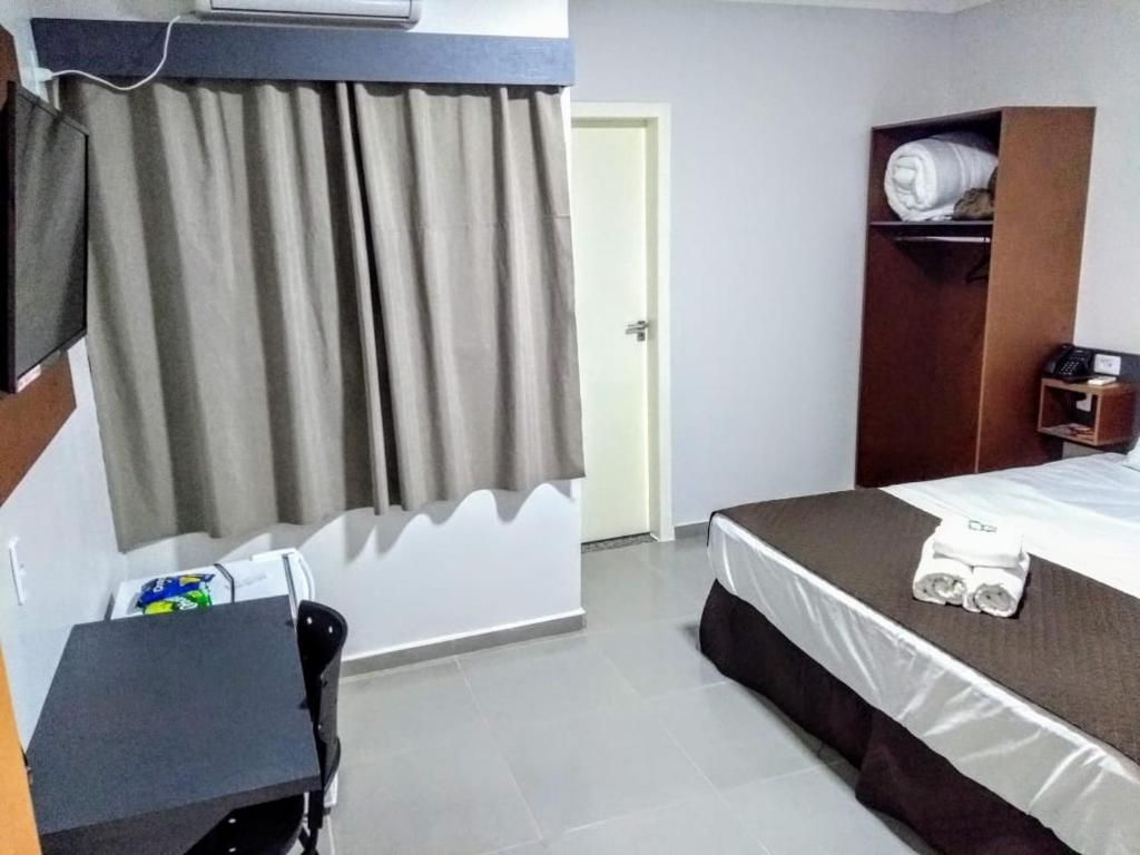 Postel nebo postele na pokoji v ubytování London Executive Hotel