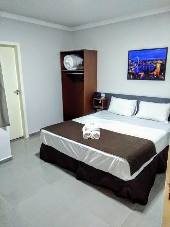 Postel nebo postele na pokoji v ubytování London Executive Hotel