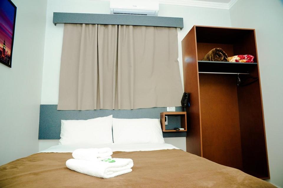 Postel nebo postele na pokoji v ubytování London Executive Hotel