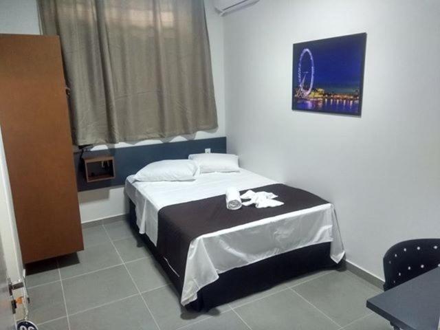 Postel nebo postele na pokoji v ubytování London Executive Hotel