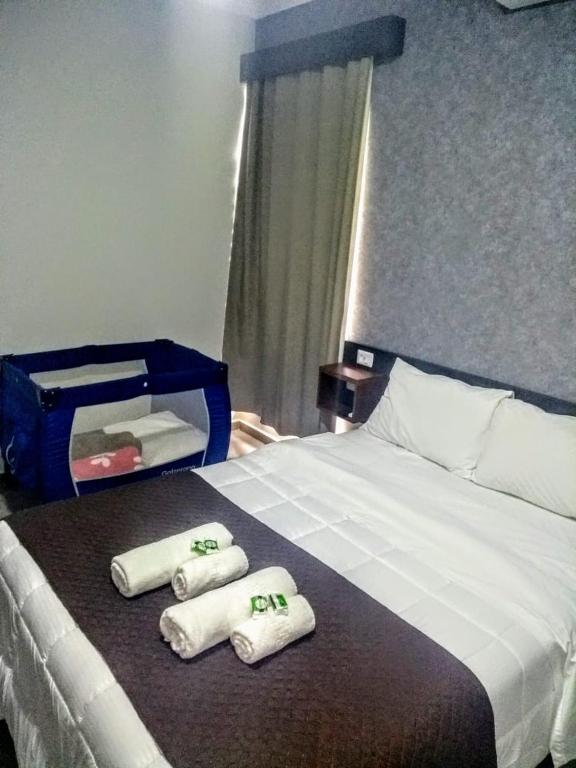 Postel nebo postele na pokoji v ubytování London Executive Hotel