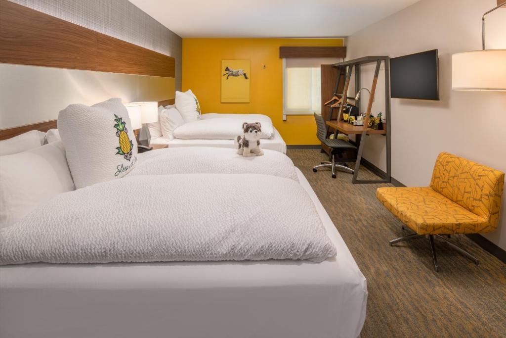 Postel nebo postele na pokoji v ubytování Staypineapple, Hotel Z, Gaslamp San Diego