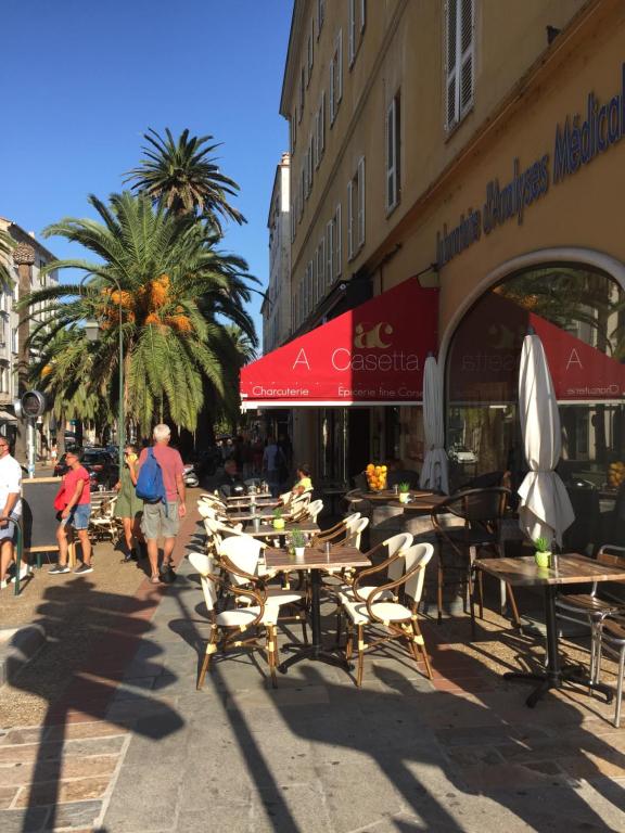 Restoran ili drugo mesto za obedovanje u objektu Au c&oelig;ur de la Vieille Ville