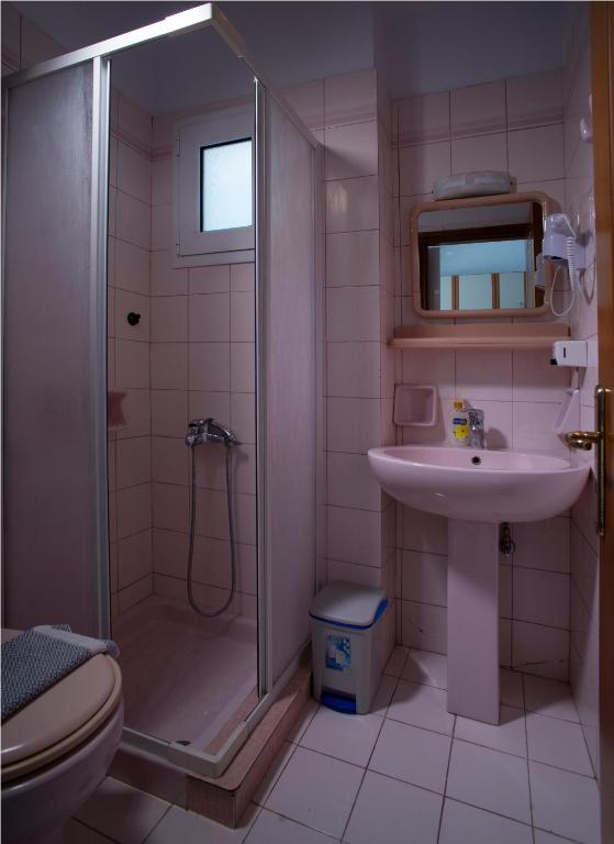 A bathroom at Spiros Studios