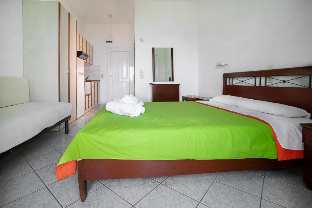 A bed or beds in a room at Spiros Studios