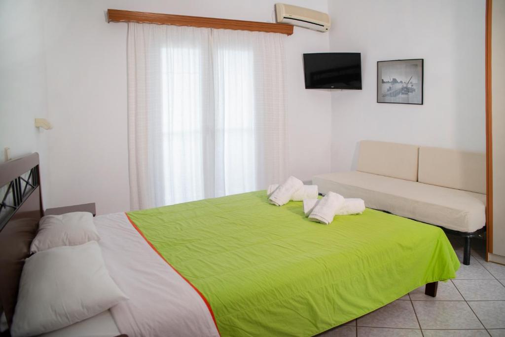 A bed or beds in a room at Spiros Studios