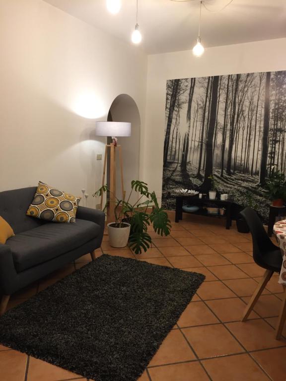 un soggiorno con divano e tappeto di Virginia House a Palermo