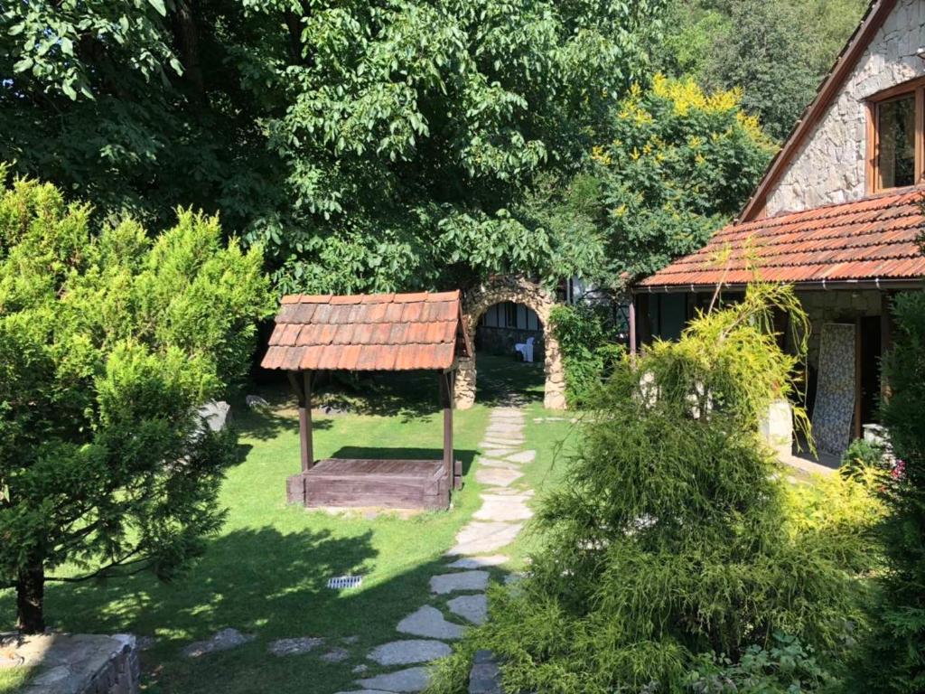 um jardim com um gazebo ao lado de uma casa em ECO GARDEN em Dilijan