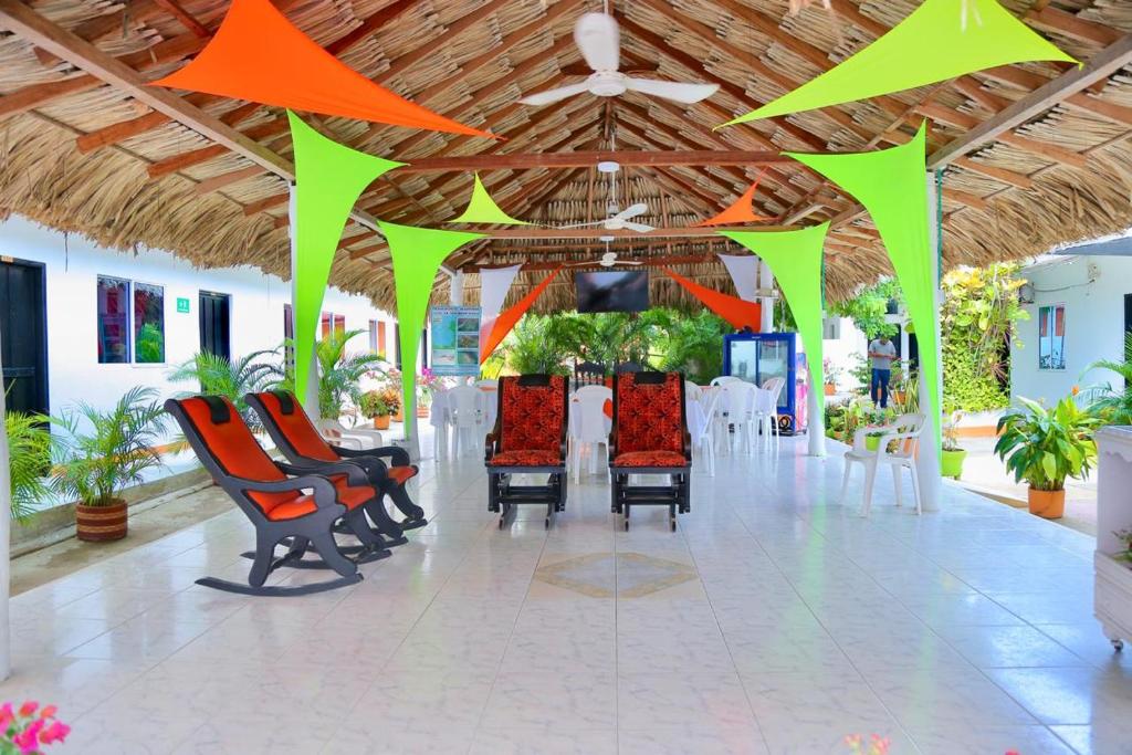 Un restaurante o sitio para comer en Casa Hotel Las Antillas