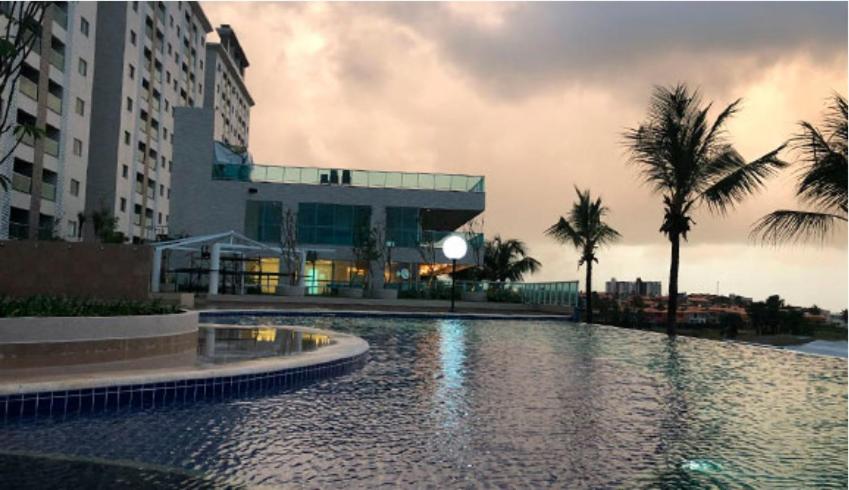 einem großen Wasserbecken vor einem Gebäude in der Unterkunft Salinas Park Resort in Salinópolis