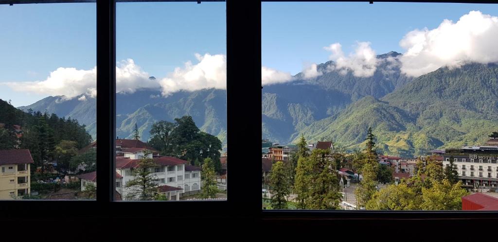 Nespecifikovaný výhled na hory nebo výhled na hory při pohledu z hotelu
