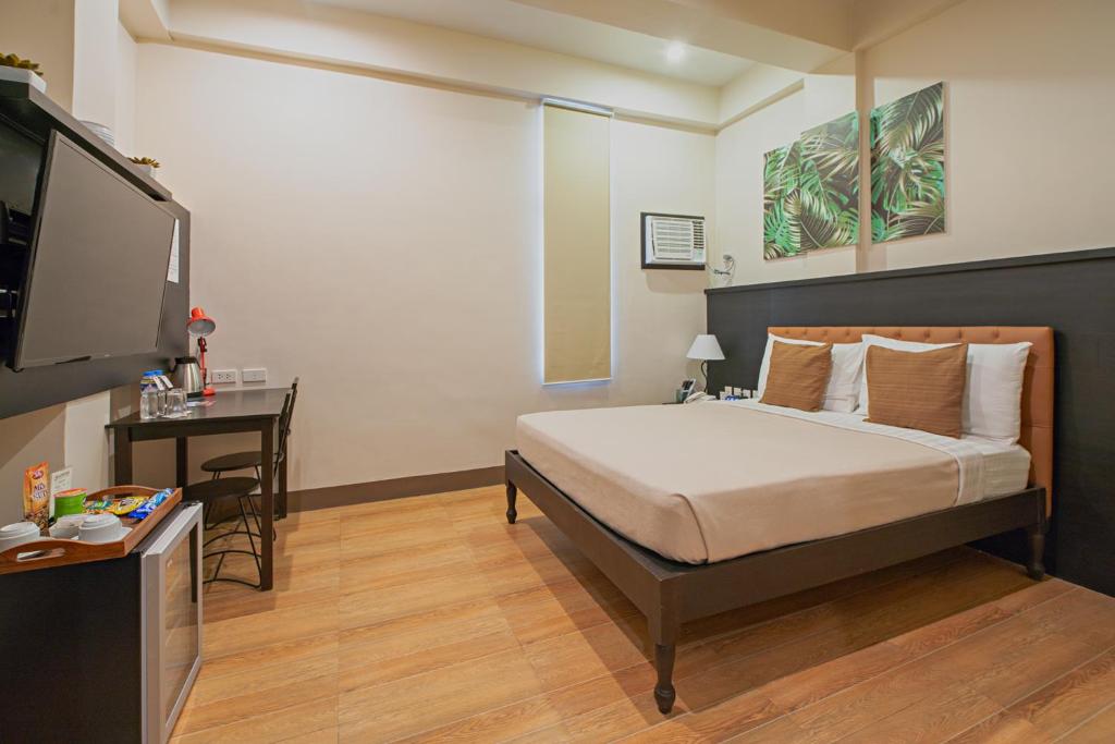 Achievers Airport Hotel - Large Double Room