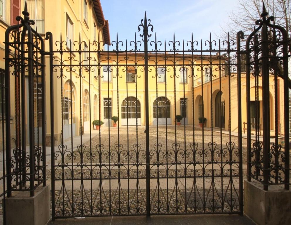 una puerta de hierro frente a un edificio en Lisander B&B en Seregno