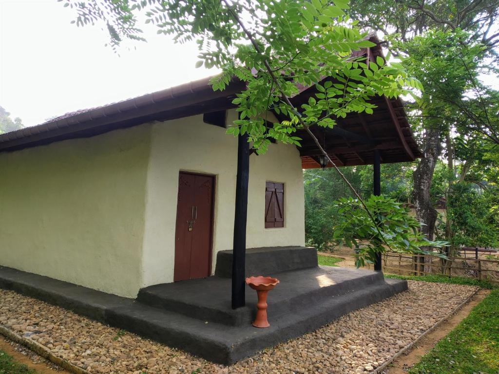 ein kleines Haus mit einem Hydranten davor in der Unterkunft Kandy Okaya in Kandy