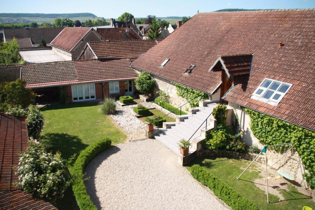 una vista aérea de una casa con patio en Le Gîte du Domaine Miltat, en Pierry