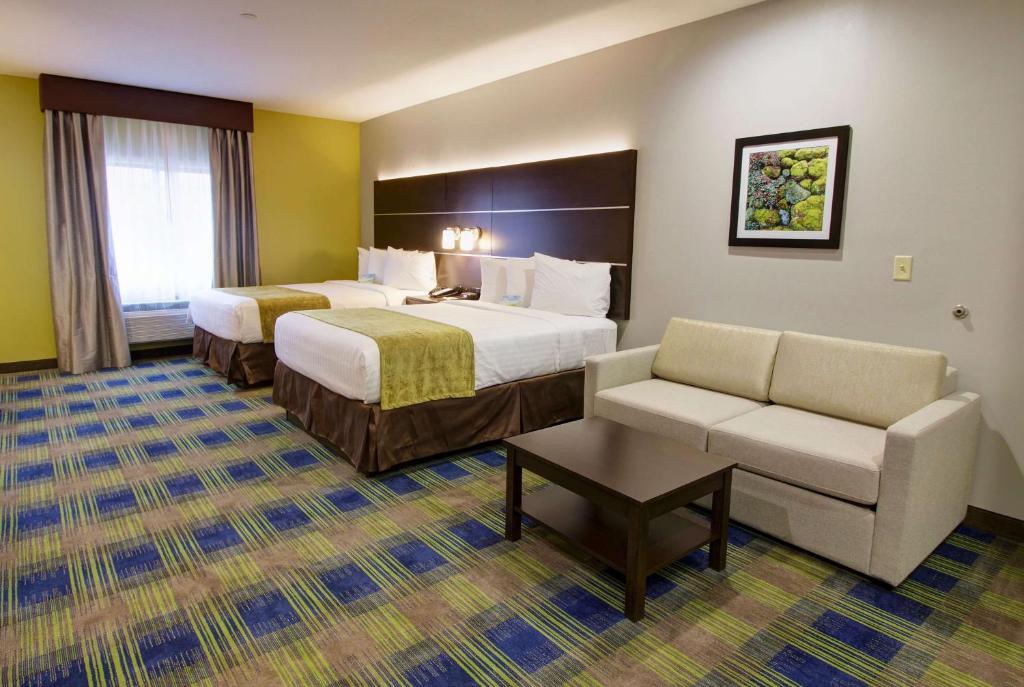 Postel nebo postele na pokoji v ubytování Days Inn & Suites by Wyndham Port Arthur