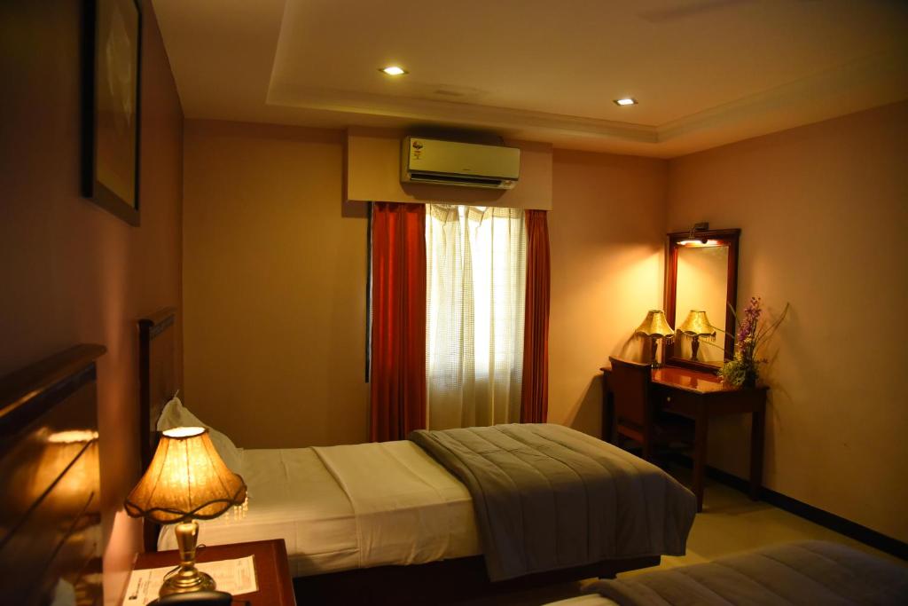 Postel nebo postele na pokoji v ubytování Hotel Subhalakshmi Palace