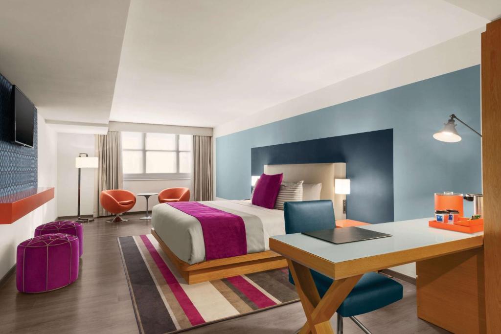 TRYP by Wyndham Isla Verde - Premier King Room - Mobility Access
