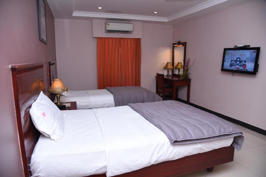 Postel nebo postele na pokoji v ubytování Hotel Subhalakshmi Palace
