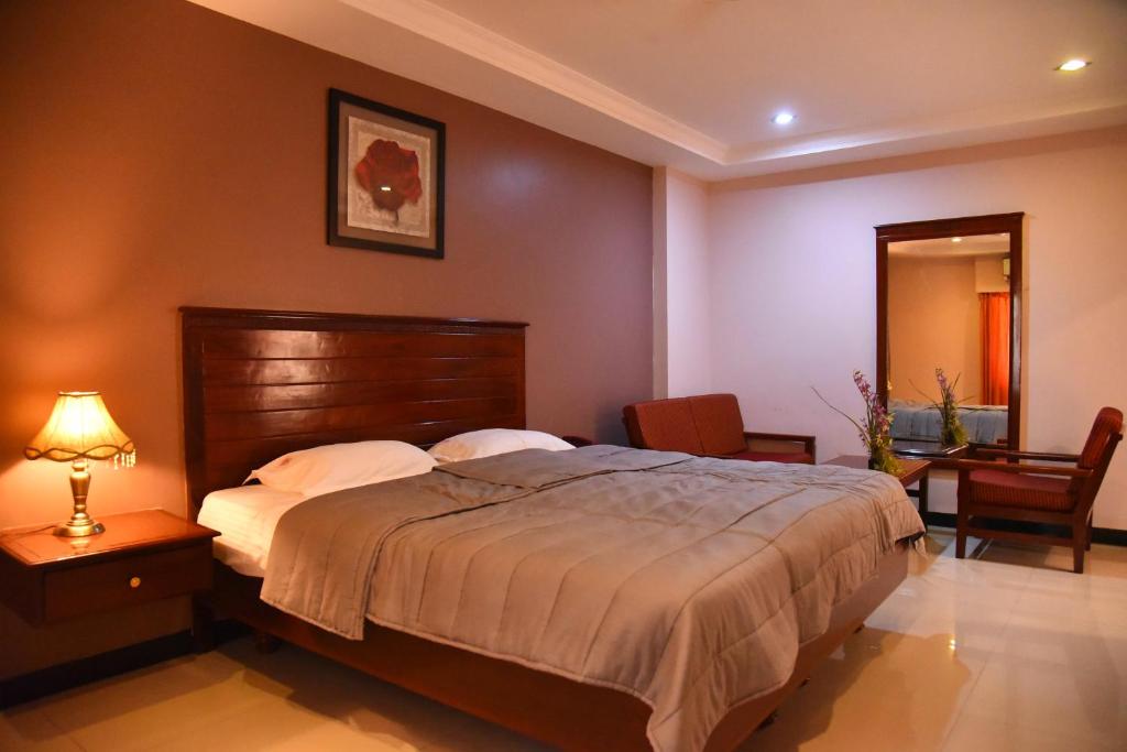 Postel nebo postele na pokoji v ubytování Hotel Subhalakshmi Palace