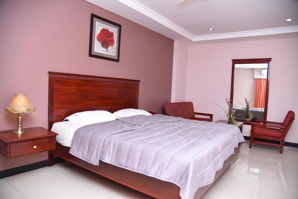 Postel nebo postele na pokoji v ubytování Hotel Subhalakshmi Palace