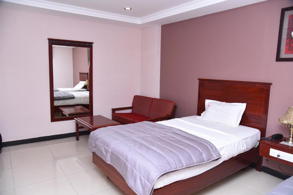 Postel nebo postele na pokoji v ubytování Hotel Subhalakshmi Palace