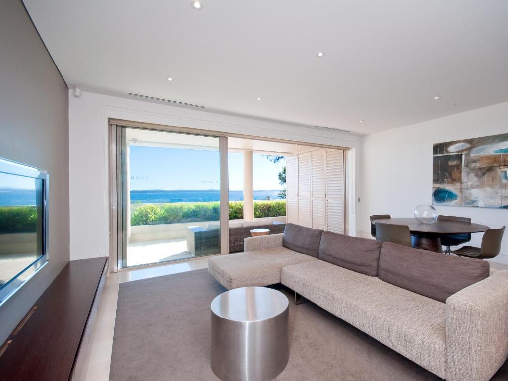 TV a/nebo společenská místnost v ubytování Amarna Luxury Beach Resort
