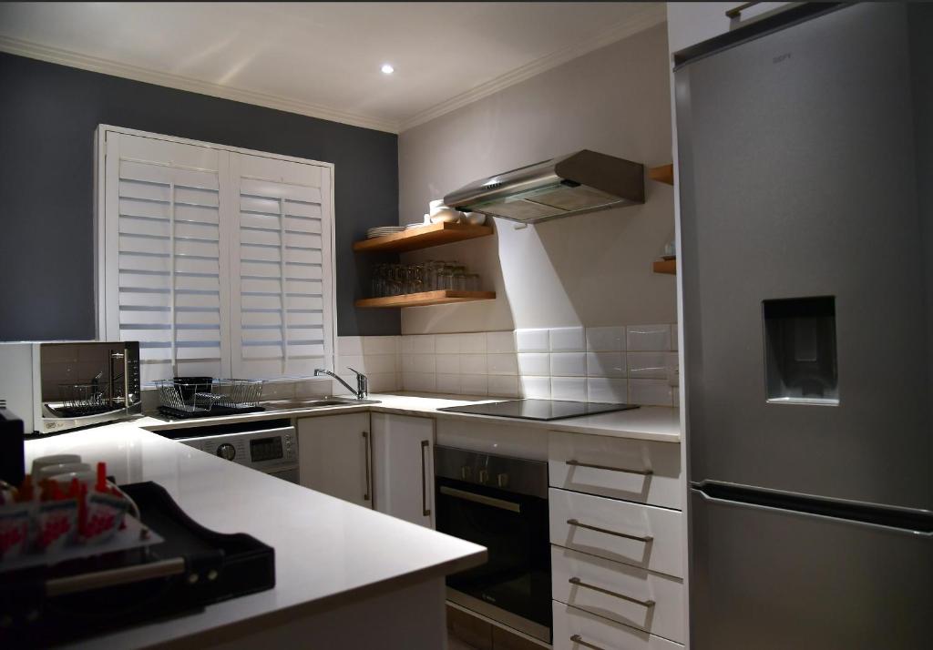 Una cocina o cocineta en The Max Hotel Sandton