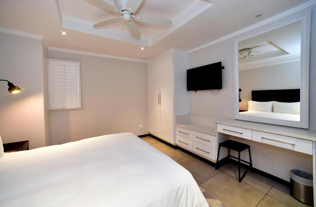 Una cama o camas en una habitación de The Max Hotel Sandton