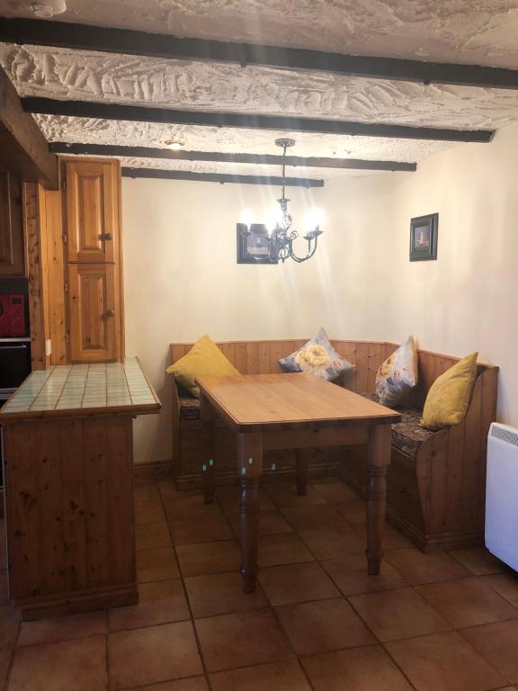 Posezení v ubytování NEW LISTING Faye’s Place