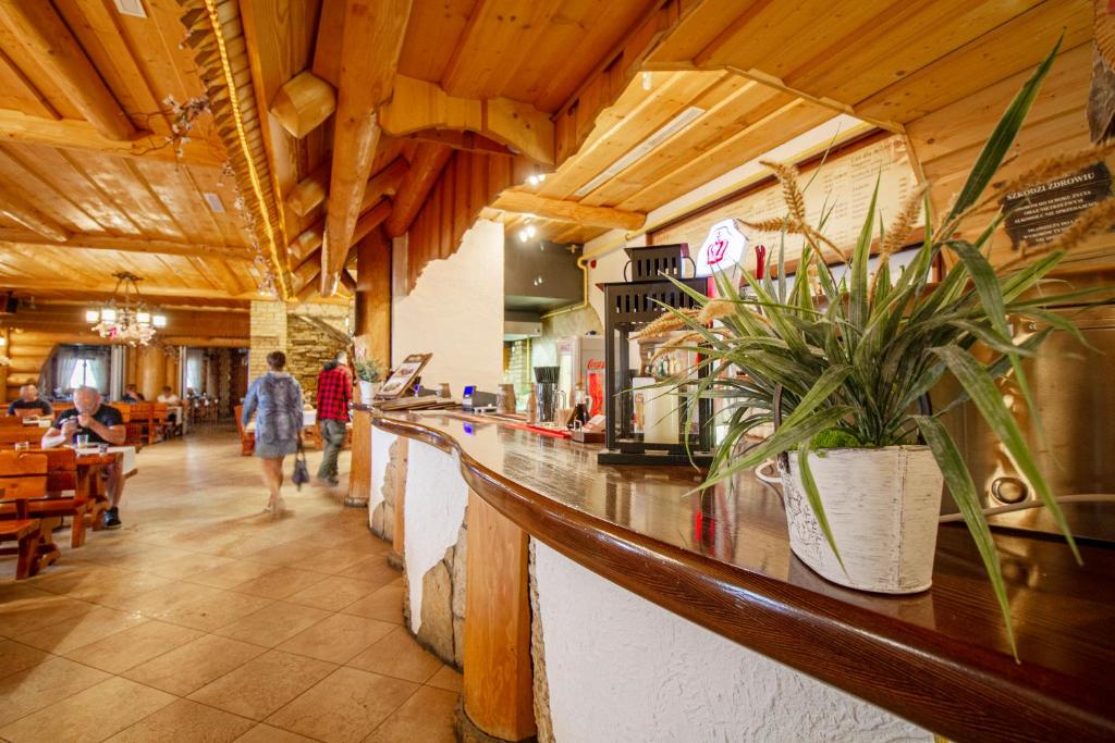 Lounge alebo bar v ubytovaní Hotel Stary Młyn