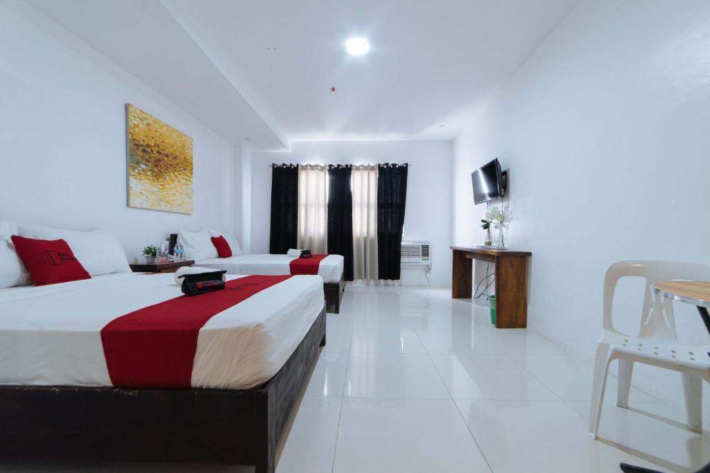 RedDoorz Plus @ San Roque Roxas City - Deluxe Triple Room