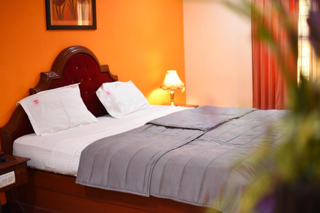 Postel nebo postele na pokoji v ubytování Hotel Subhalakshmi Palace
