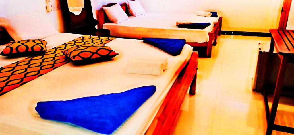 Postel nebo postele na pokoji v ubytování SURF & SAND Hotel Arugambay