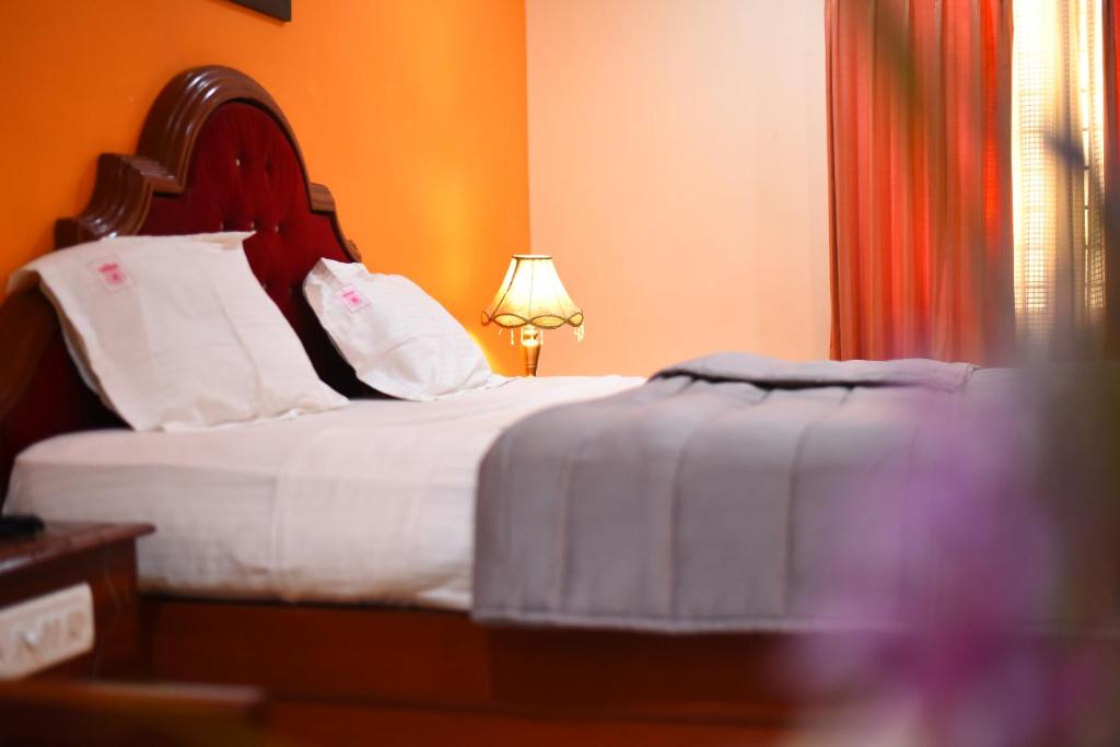 Postel nebo postele na pokoji v ubytování Hotel Subhalakshmi Palace