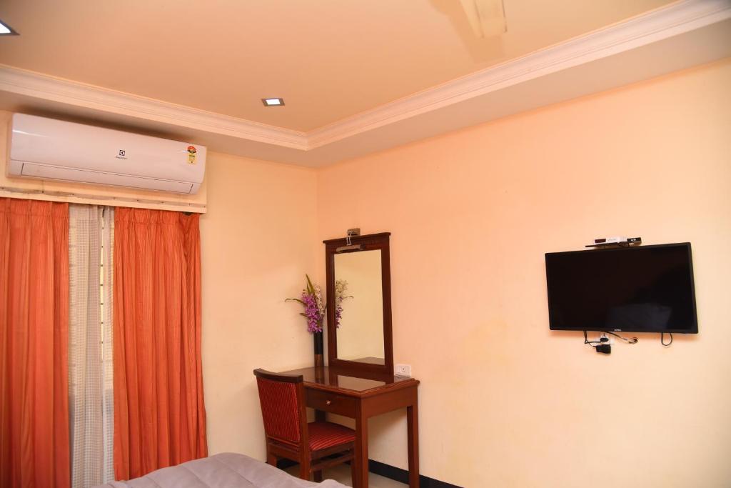 TV a/nebo společenská místnost v ubytování Hotel Subhalakshmi Palace