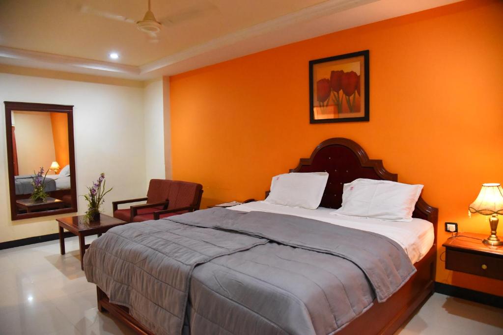 Postel nebo postele na pokoji v ubytování Hotel Subhalakshmi Palace