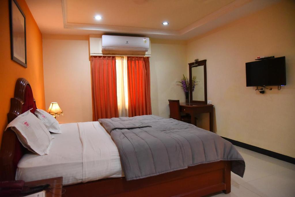 Postel nebo postele na pokoji v ubytování Hotel Subhalakshmi Palace
