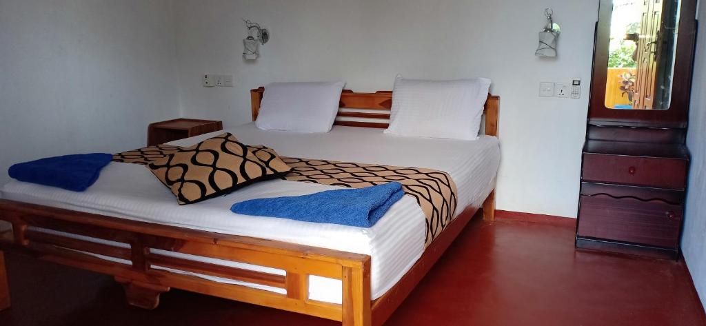 Postel nebo postele na pokoji v ubytování SURF & SAND Hotel Arugambay