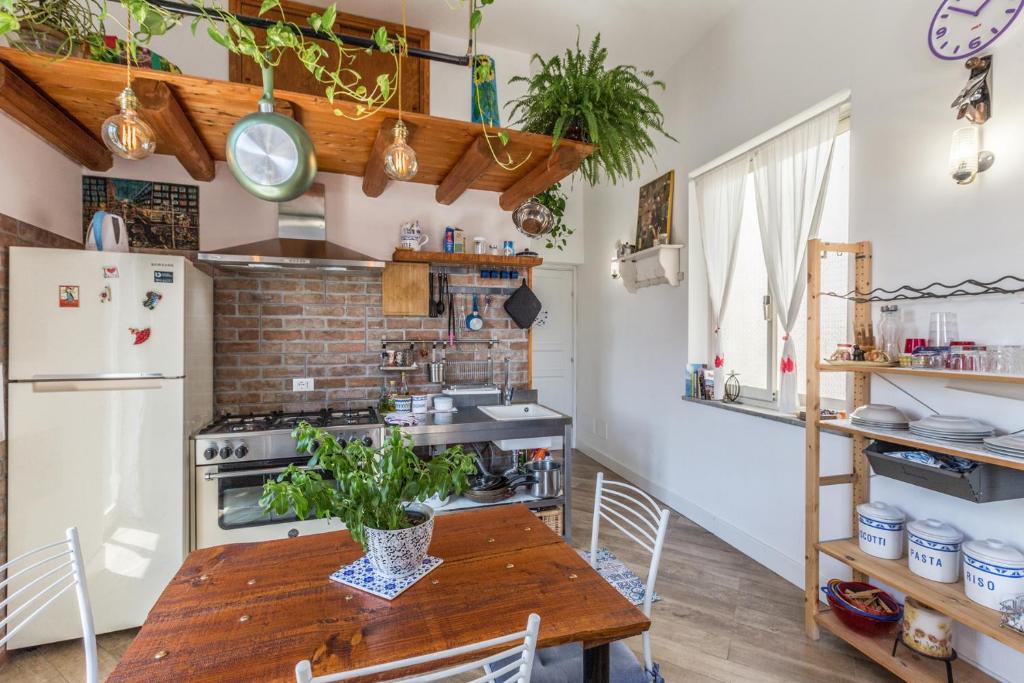 A kitchen or kitchenette at Gò Gò House 2 Casa Aprile