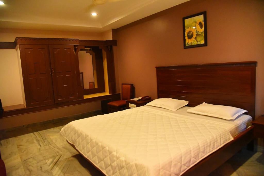Postel nebo postele na pokoji v ubytování Hotel Subhalakshmi Palace