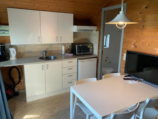 Kuchyň nebo kuchyňský kout v ubytování Tangloppen Camping & Cottages