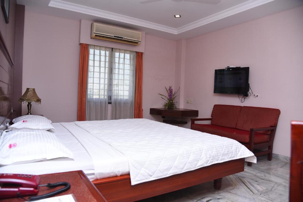 TV a/nebo společenská místnost v ubytování Hotel Subhalakshmi Palace