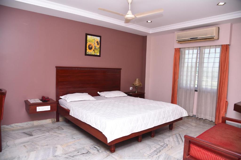 Postel nebo postele na pokoji v ubytování Hotel Subhalakshmi Palace