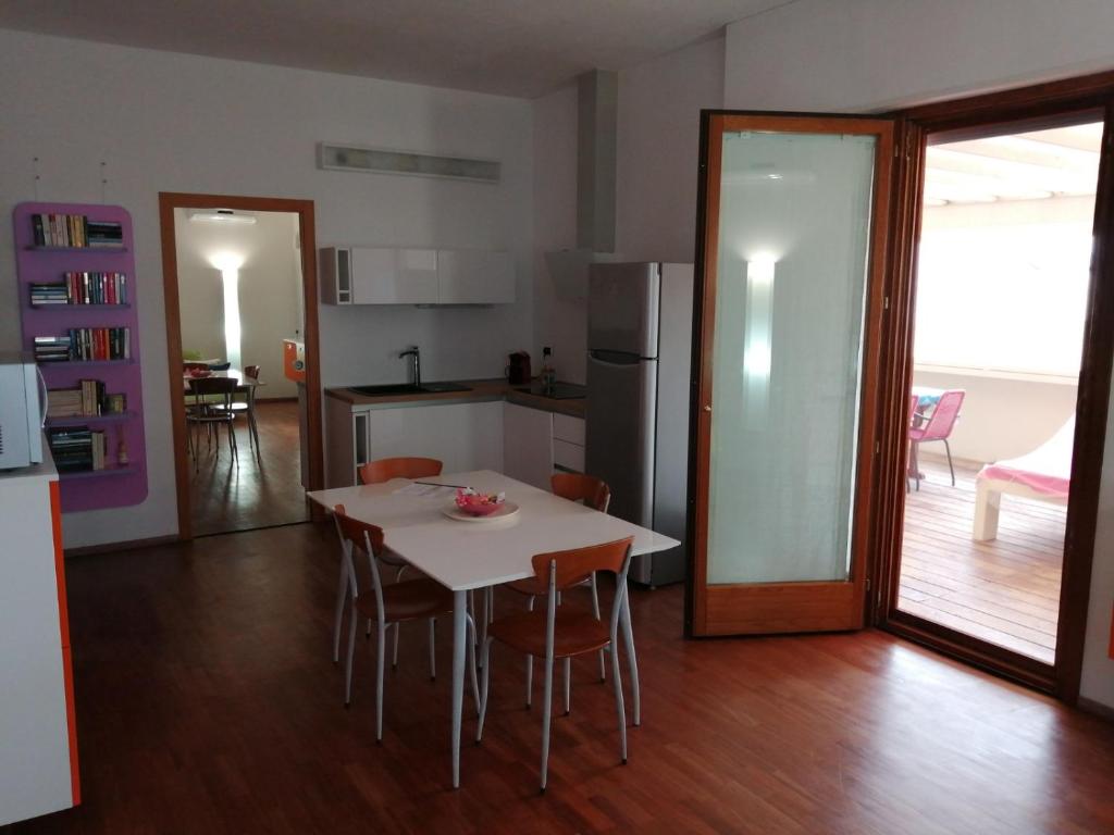 een keuken en eetkamer met een tafel en stoelen bij Casa Pinna in Càbras