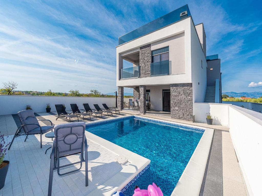 willa z basenem i domem w obiekcie Villa Contessa w mieście Privlaka