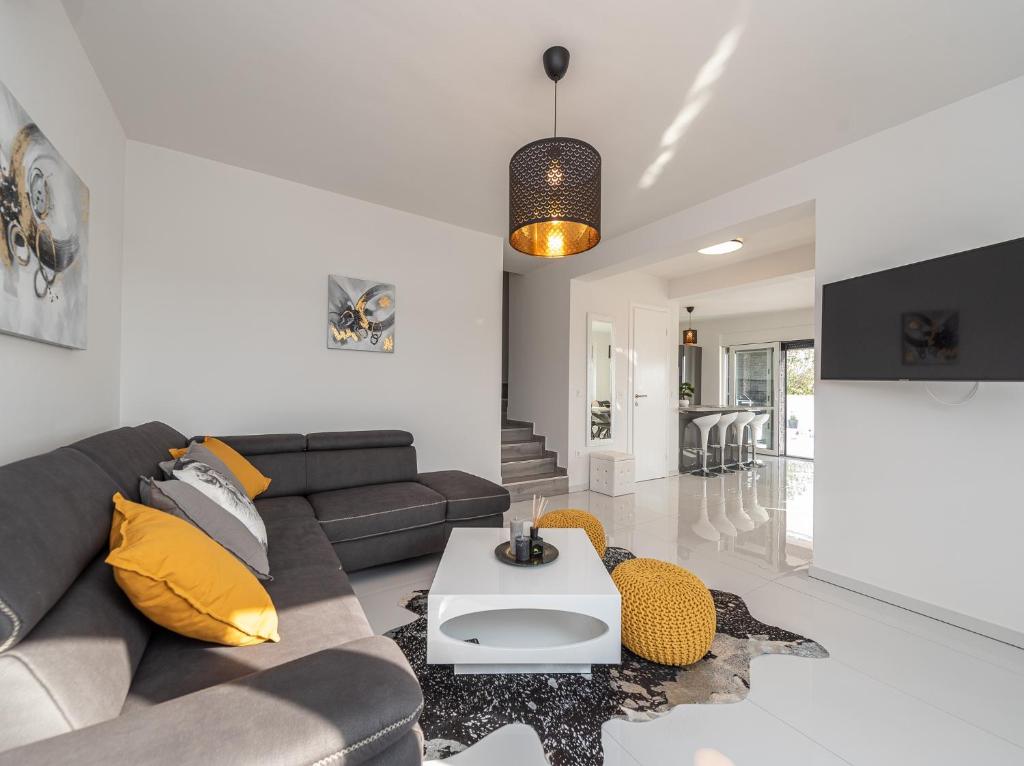 salon z kanapą i stołem w obiekcie Villa Contessa w mieście Privlaka
