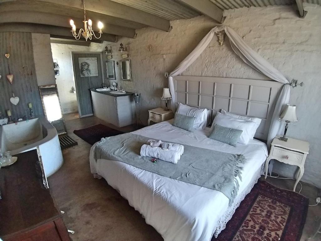 Säng eller sängar i ett rum på Die Woestynroos Gastehuis