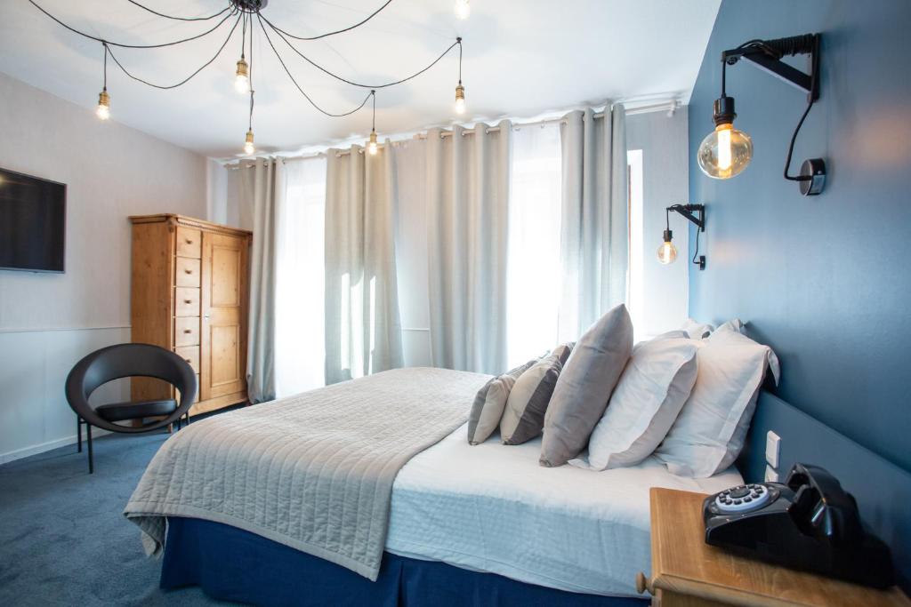 Postel nebo postele na pokoji v ubytování Hôtel Le Rapp