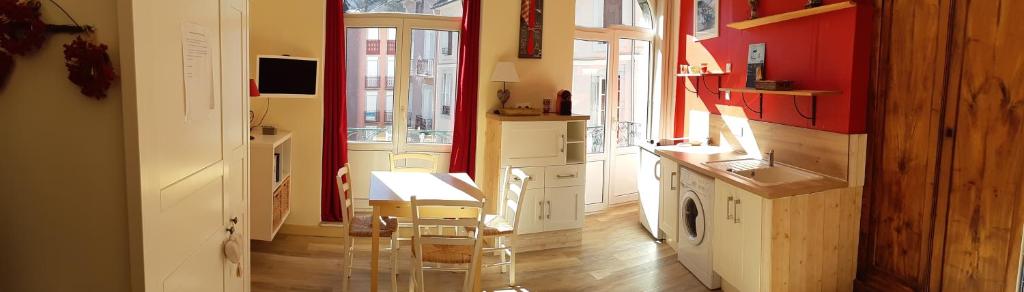Il comprend une cuisine équipée d'un lave-linge et d'un sèche-linge. dans l'établissement Résidence Eugénie 2 Pièces Cosy au Calme, à Cauterets